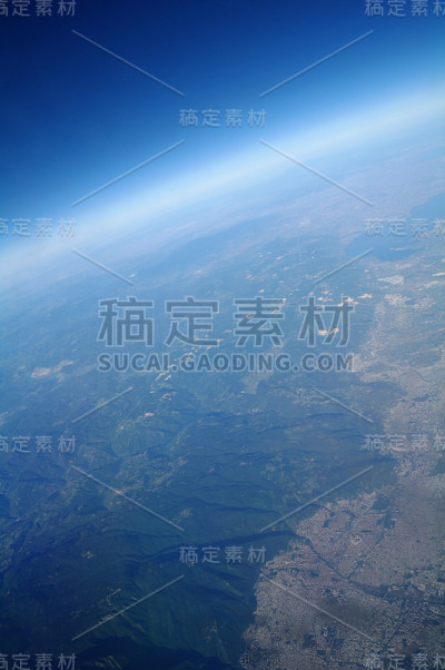 从飞机窗口看云和地球