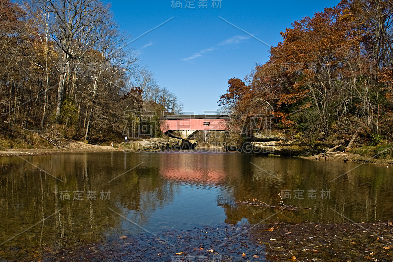 阳光明媚的秋天，有盖的桥和五彩缤纷的环境