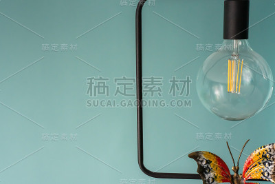 一个金属蝴蝶灯泡。阁楼风格