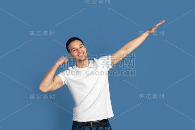 蓝色画室背景上的白人青年肖像