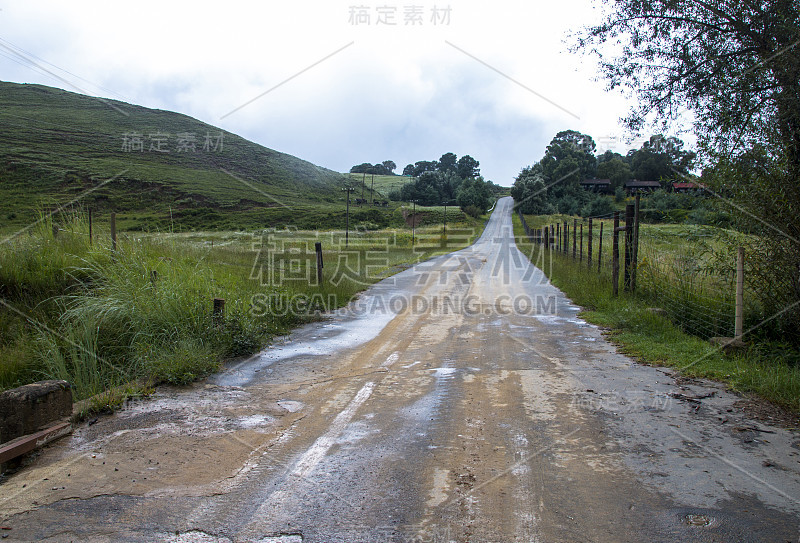 穿过乡村的地区道路