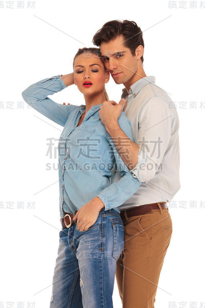 一对夫妇在孤立的工作室摆姿势