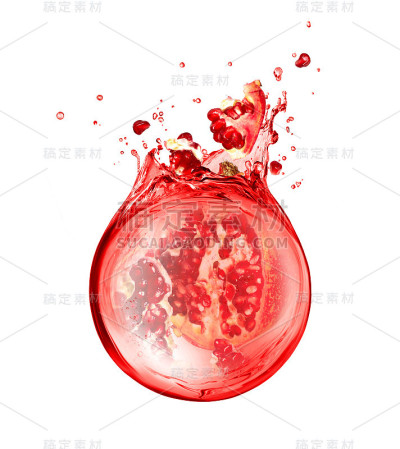剁碎的石榴在溅出的果汁中下沉，孤立在白色的背景上