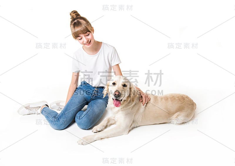 漂亮的少女和她美丽的金毛猎犬在白色的背景