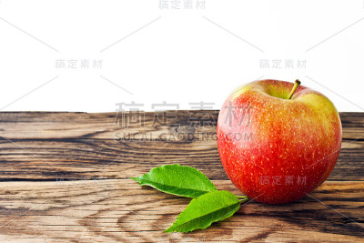 苹果和白色的木制背景