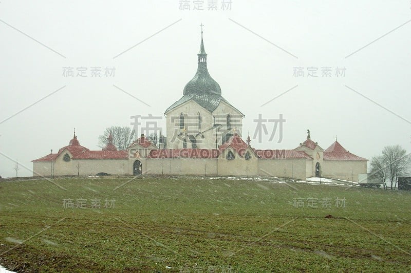 尼波慕克的圣约翰教堂正在下雪