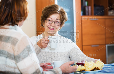 高层女性交谈