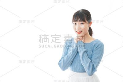 年轻女子在家里高兴