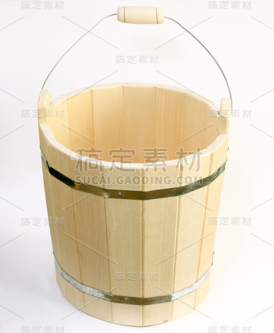 在白色背景上洗澡的木桶