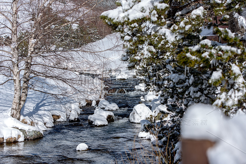 安道尔卡尼罗的安格斯山谷下大雪