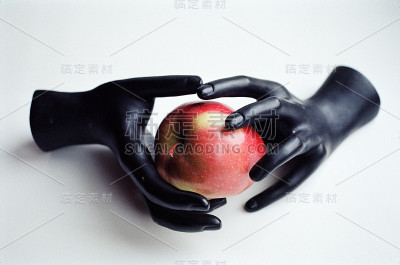 一个苹果在人体模型的手里。
