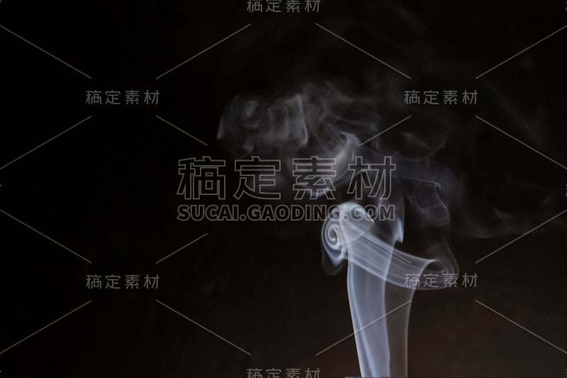 以纸卷的形式吸烟。