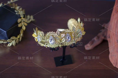 金色时尚皇冠，镶嵌绿色宝石。黄金皇冠皇室珠宝