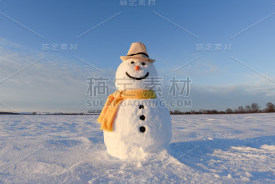 戴黑帽子的滑稽雪人
