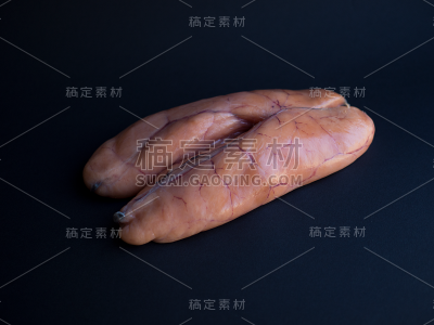 分离在黑色上的生鳕鱼子