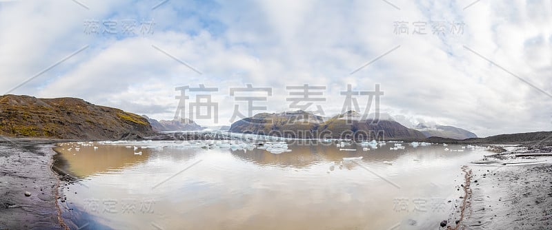 Vatnajoekull冰川在冰岛冰川湖浮冰周围漂浮的全景图