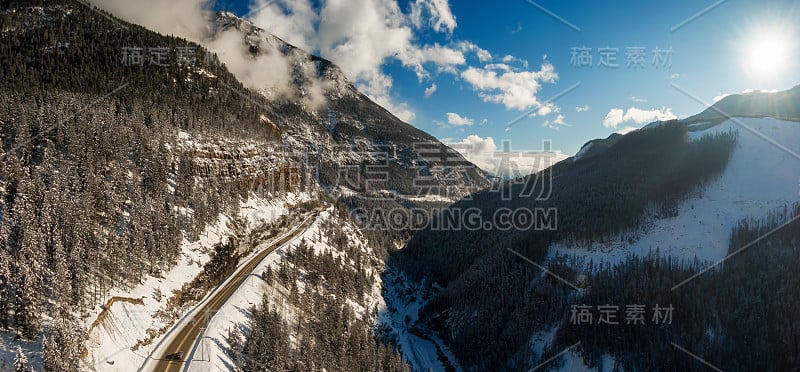 美丽的加拿大山景鸟瞰图