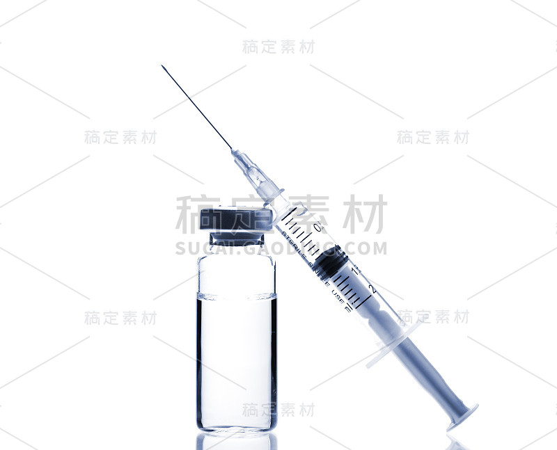 白色背景上的玻璃药瓶和注射器