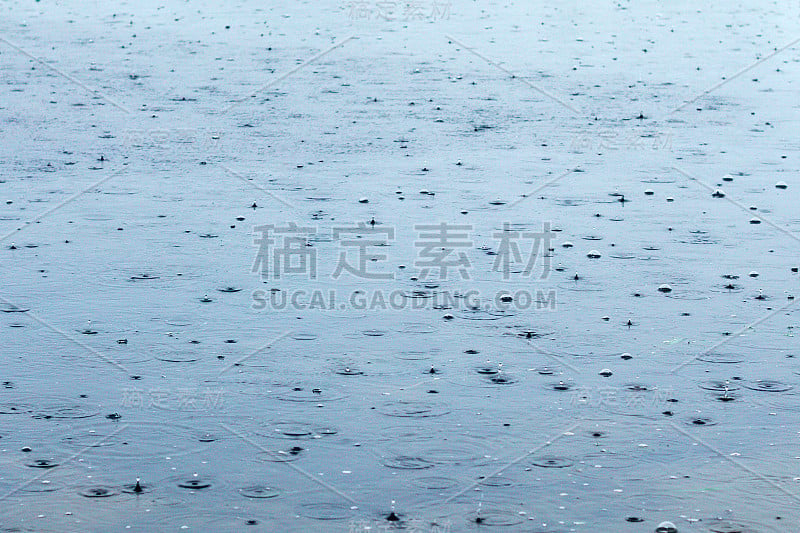 雨水对河水的背景纹理。雨点落在河、湖上