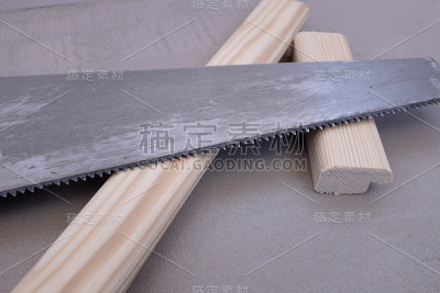 用锯子锯