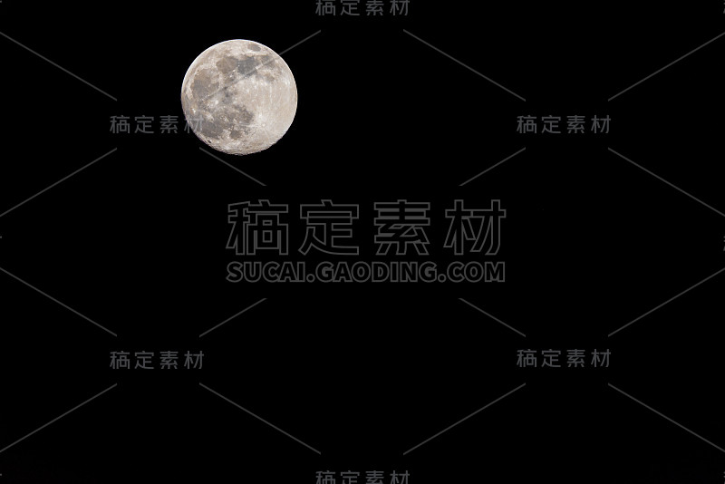 黑色天空中满月的特写