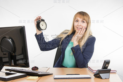 办公室看到一个专业钟在约会时迟到了