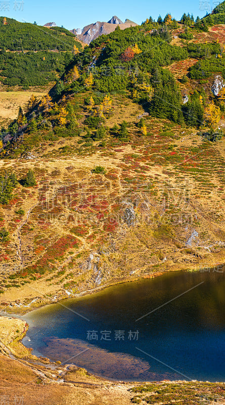 秋季高山Kleiner Paarsee山或Paarsee湖，萨尔斯堡，奥地利。