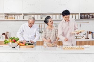 人物系列写实一家人在厨房包饺子