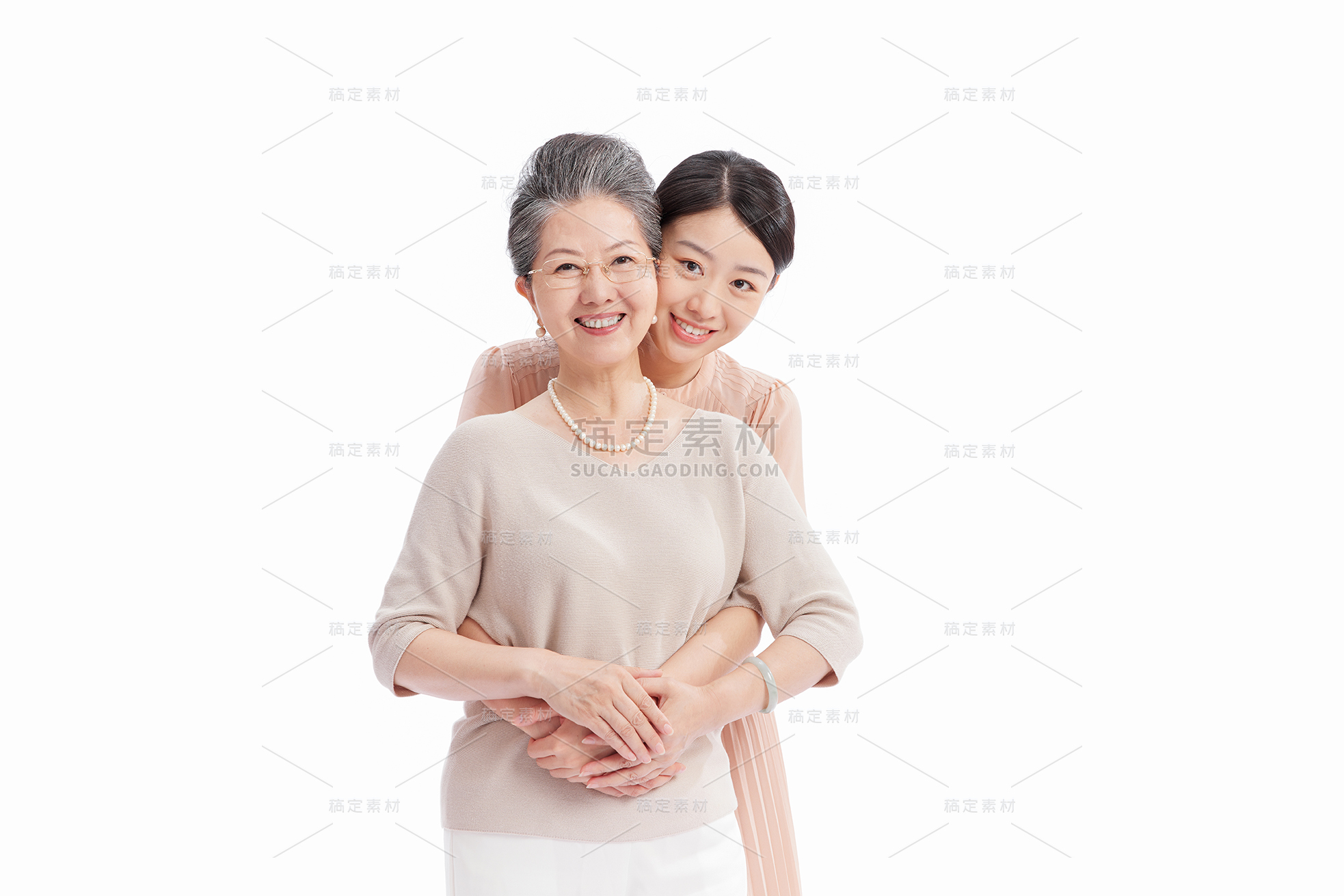 人物系列写实女人从背后环抱住妈妈的腰