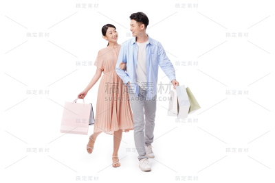 人物系列写实女人挽着男人的手逛街购物