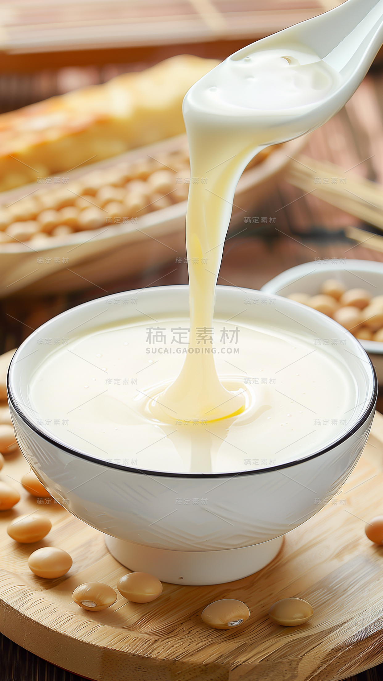 饮品系列早餐场景舀起豆浆图片