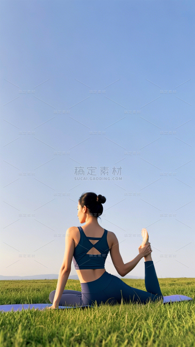健身系列自然感人物背面瑜伽背景图